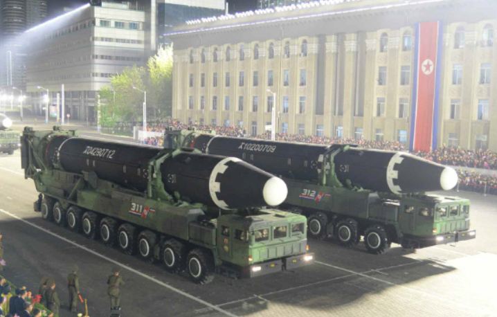 朝鲜举行阅兵式，一导弹酷似东风-17，金正恩阐明发展核武决心