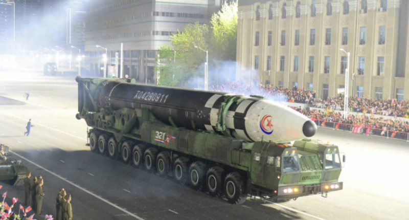 朝鲜举行阅兵式，一导弹酷似东风-17，金正恩阐明发展核武决心